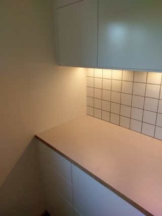 Vägganslutning av vitt kök med virrvarr-skiva